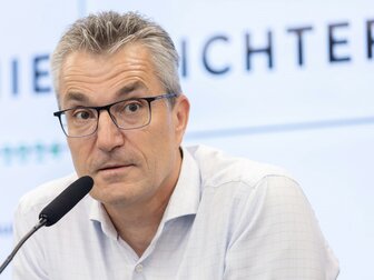 Schiri-Chef zieht Fazit: VAR verbessert und "nur kleine Dellen" Schiri-Chef zieht Fazit: VAR verbessert und "nur kleine Dellen"