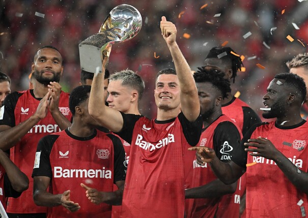 Bayer Leverkusens Team um Angreifer Patrik Schick könnte zeitnah einen 18 Jahre alten Neuzugang erhalten.