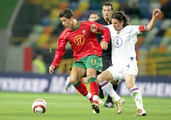 Einst spielte Alexej Bugajew (r) gegen Cristiano Ronaldo. Nun ist er in Russlands Krieg gegen die Ukraine umgekommen. Einst spielte Alexej Bugajew (r) gegen Cristiano Ronaldo. Nun ist er in Russlands Krieg gegen die Ukraine umgekommen.
