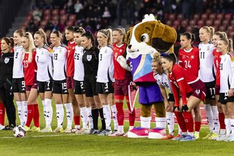 Maskottchen Maddli: Vorbote auf die EM im nächsten Sommer. Maskottchen Maddli: Vorbote auf die EM im nächsten Sommer.