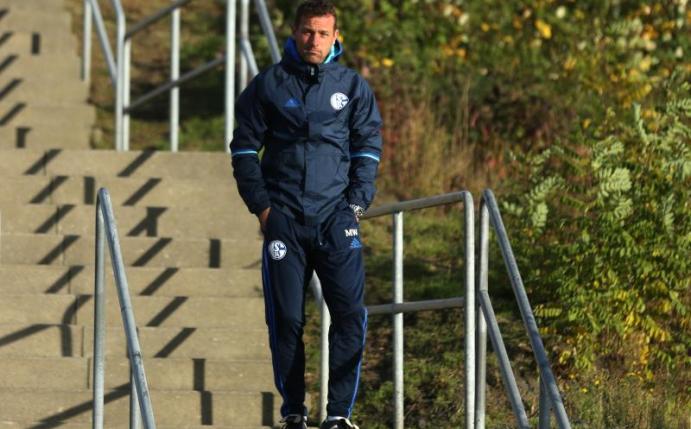 Markus Weinzierl will mit seinen Schalkern in die nächste Runde der Europa League. Foto: Ina Fassbender