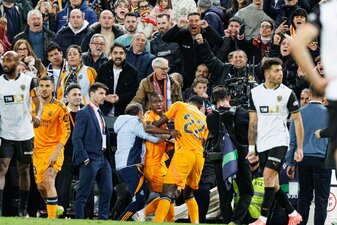 Vinícius Júnior (M) muss nach seinem Platzverweis von Antonio Rüdiger zurückgehalten werden. Vinícius Júnior (M) muss nach seinem Platzverweis von Antonio Rüdiger zurückgehalten werden.