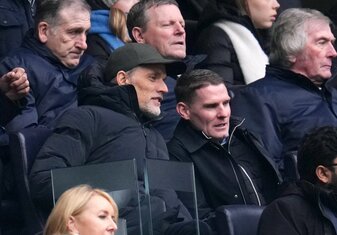 Thomas Tuchel (l) und sein Assistent Anthony Barry (r) verfolgen das Spiel von Tottenham gegen Newcastle. Thomas Tuchel (l) und sein Assistent Anthony Barry (r) verfolgen das Spiel von Tottenham gegen Newcastle.