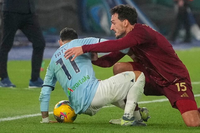 Sorgten für eine Rudelbildung in der Schlussphase des Derbys: Mats Hummels (r) und Valentin Castellanos.