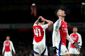 Der FC Arsenal steht nach der Hinspielniederlage im Halbfinale des Ligapokals vor dem Aus. Der FC Arsenal steht nach der Hinspielniederlage im Halbfinale des Ligapokals vor dem Aus.