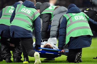 Bentancur wird vom Spielfeld getragen. Bentancur wird vom Spielfeld getragen.