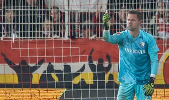 Bochums Keeper Patrick Drewes hält das Feuerzeug hoch, das ihn getroffen hat. Bochums Keeper Patrick Drewes hält das Feuerzeug hoch, das ihn getroffen hat.