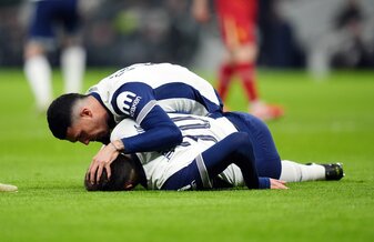Tottenham-Profi Rodrigo Bentancur bricht während des Liga-Pokal-Spiels gegen Liverpool zusammen, sein Teamkollege Pedro Porro kümmert sich um ihn. Tottenham-Profi Rodrigo Bentancur bricht während des Liga-Pokal-Spiels gegen Liverpool zusammen, sein Teamkollege Pedro Porro kümmert sich um ihn.