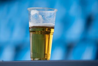 Ein Bier auf der Stadiontribüne - in England ist das seit Jahrzehnten verboten. Ein Bier auf der Stadiontribüne - in England ist das seit Jahrzehnten verboten.