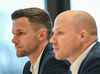 Berichten als Zeugen von den Folgen des Feuerzeugwurfs: Torwart Patrick Drewes und Teamarzt Mark Sandfort Berichten als Zeugen von den Folgen des Feuerzeugwurfs: Torwart Patrick Drewes und Teamarzt Mark Sandfort