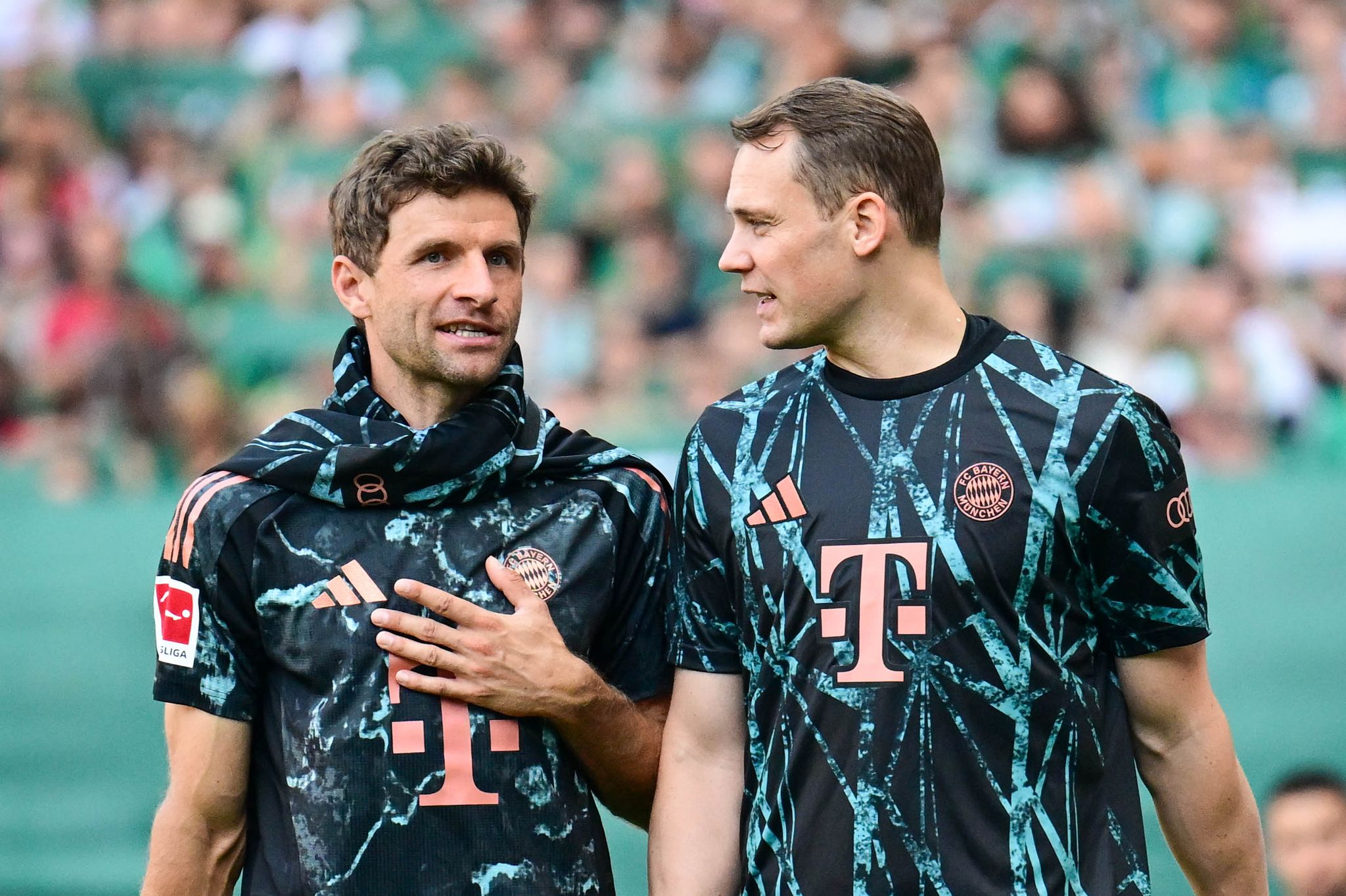 Thomas Müller (l) und Manuel Neuer nehmen zum Start ins Fußballjahr besondere Rollen ein.