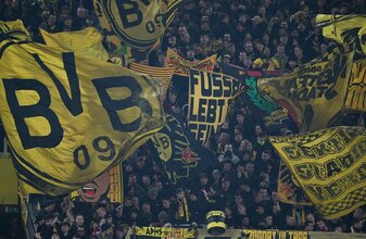 Die Fußballfans müssen sich etwas länger gedulden. Die Fußballfans müssen sich etwas länger gedulden.