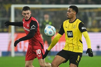 Leverkusens Florian Wirtz (l) blieb im Spiel bei Borussia Dortmund zunächst auf der Ersatzbank. Leverkusens Florian Wirtz (l) blieb im Spiel bei Borussia Dortmund zunächst auf der Ersatzbank.