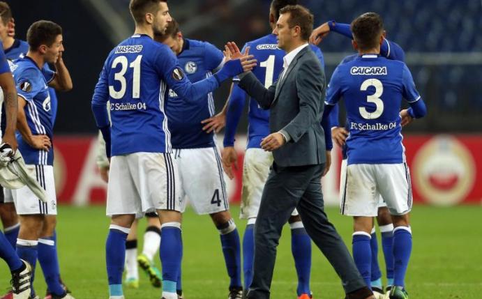 Die Schalker um Trainer Markus Weinzierl (M.) feierten in Europa den vierten Sieg im vierten Spiel. Foto: Ina Fassbender