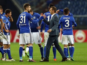 Die Schalker um Trainer Markus Weinzierl (M.) feierten in Europa den vierten Sieg im vierten Spiel. Foto: Ina Fassbender Die Schalker um Trainer Markus Weinzierl (M.) feierten in Europa den vierten Sieg im vierten Spiel. Foto: Ina Fassbender