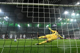 Die Entscheidung: Kane trifft zum 1:0. Die Entscheidung: Kane trifft zum 1:0.