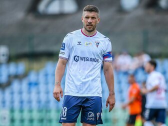 Brutales Foul: Podolski verliert bei Hallenturnier die Nerven Brutales Foul: Podolski verliert bei Hallenturnier die Nerven