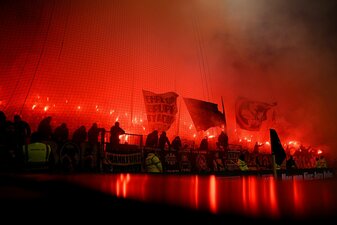 Ein Banner im Block der Frankfurt-Fans beim Spiel in St. Pauli löst Kritik von beiden Clubs aus. Ein Banner im Block der Frankfurt-Fans beim Spiel in St. Pauli löst Kritik von beiden Clubs aus.