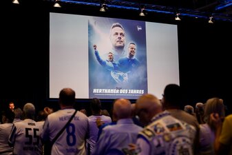 Er war einer von ihnen, einer aus den Reihen der Fans. Er war einer von ihnen, einer aus den Reihen der Fans.