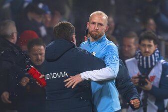 Jubel mit dem Coach: Philipp Hofmann war der entscheidende Mann beim Sieg gegen St. Pauli. Jubel mit dem Coach: Philipp Hofmann war der entscheidende Mann beim Sieg gegen St. Pauli.