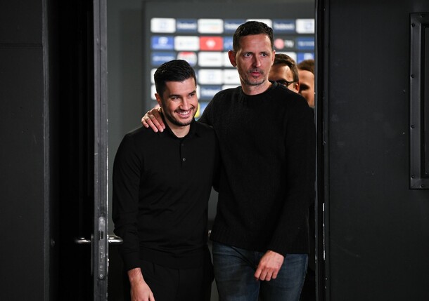 Dortmunds Coach Nuri Sahin (l) konnte nach dem 0:2 gegen Eintracht Frankfurt trotzdem noch lächeln.