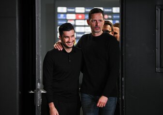 Dortmunds Coach Nuri Sahin (l) konnte nach dem 0:2 gegen Eintracht Frankfurt trotzdem noch lächeln. Dortmunds Coach Nuri Sahin (l) konnte nach dem 0:2 gegen Eintracht Frankfurt trotzdem noch lächeln.