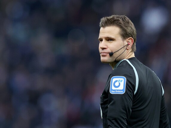Schiedsrichter Brych verletzt vom Feld - Jablonski übernimmt