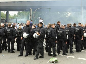Ausschreitungen vor Zweitliga-Topspiel in Hamburg Ausschreitungen vor Zweitliga-Topspiel in Hamburg