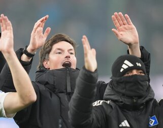 HSV-Trainer Merlin Polzin jubelt mit der Mannschaft. HSV-Trainer Merlin Polzin jubelt mit der Mannschaft.
