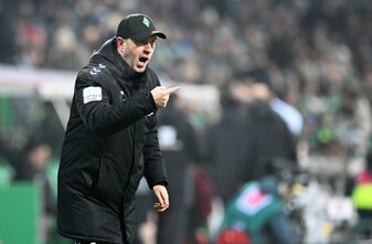 Werder-Trainer Ole Werner hat mit seinen Spielern einiges zu besprechen. Werder-Trainer Ole Werner hat mit seinen Spielern einiges zu besprechen.