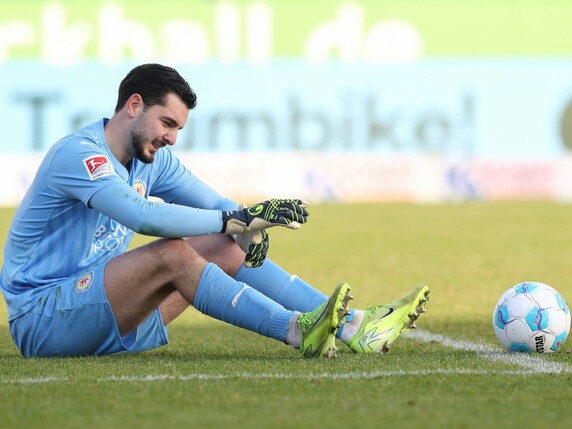 OP bei Eintracht-Keeper: Zu Null mit gebrochenem Daumen