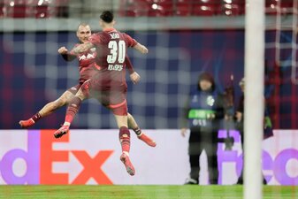 Vorlagengeber David Raum (l.) und Torschütze Benjamin Sesko bejubeln die RB-Führung. Vorlagengeber David Raum (l.) und Torschütze Benjamin Sesko bejubeln die RB-Führung.