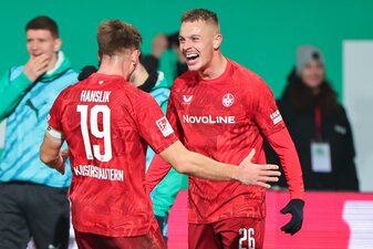 Kaiserslauterns Filip Kaloc (r) jubelt mit Teamkollege Daniel Hanslik über das 3:2. Kaiserslauterns Filip Kaloc (r) jubelt mit Teamkollege Daniel Hanslik über das 3:2.