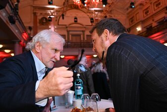 Julian Nagelsmann (r) macht bis 2028 weiter, für Rudi Völler soll beim DFB 2026 Schluss sein. Julian Nagelsmann (r) macht bis 2028 weiter, für Rudi Völler soll beim DFB 2026 Schluss sein.