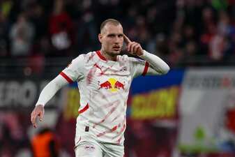 David Raum wähnte sich vor dem zweiten Leverkusener Tor von Florian Wirtz gefoult. David Raum wähnte sich vor dem zweiten Leverkusener Tor von Florian Wirtz gefoult.