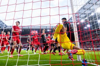 Ball und Torwart im Netz: Das 2:0 der Bayern sorgt auf Freiburger Seite für Ärger. Ball und Torwart im Netz: Das 2:0 der Bayern sorgt auf Freiburger Seite für Ärger.
