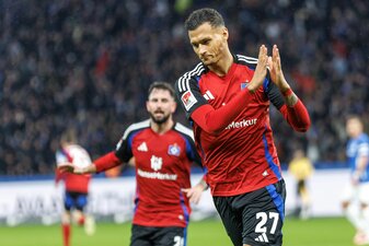 HSV-Torschütze Selke applaudiert nach seinem Treffer. HSV-Torschütze Selke applaudiert nach seinem Treffer.