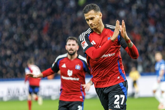 HSV-Torschütze Selke applaudiert nach seinem Treffer. 