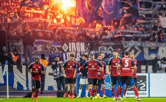 Die HSV-Profis feiern den Sieg in Berlin. Die HSV-Profis feiern den Sieg in Berlin.