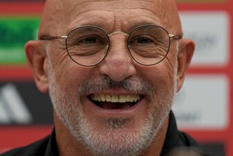 Bis zum Ende der EM 2028 soll de la Fuente die spanische Nationalmannschaft trainieren. Bis zum Ende der EM 2028 soll de la Fuente die spanische Nationalmannschaft trainieren.