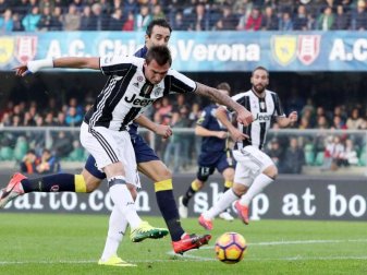 Mario Mandzukic (vorn) erzielt den Auftakttreffer für Juve im Spiel bei Chievo Verona. Foto: Simone Venezia
<br>dpa-infocom GmbH Mario Mandzukic (vorn) erzielt den Auftakttreffer für Juve im Spiel bei Chievo Verona. Foto: Simone Venezia
<br>dpa-infocom GmbH