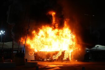 Vor dem Champions-League-Spiel von Manchester City gegen den FC Brügge ging am Stadion ein Fanartikel-Kiosk in Flammen auf. Vor dem Champions-League-Spiel von Manchester City gegen den FC Brügge ging am Stadion ein Fanartikel-Kiosk in Flammen auf.