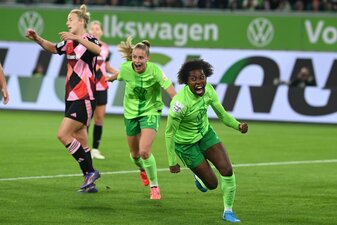 Bayern gegen Wolfsburg (mit Lineth Beerensteyn/r.): Klassiker am Freitagnachmittag. (Foto Archiv) Bayern gegen Wolfsburg (mit Lineth Beerensteyn/r.): Klassiker am Freitagnachmittag. (Foto Archiv)