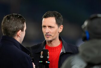 Frankfurts Trainer Dino Toppmöller sieht nach der Niederlage in Rom Positives und Negatives. Frankfurts Trainer Dino Toppmöller sieht nach der Niederlage in Rom Positives und Negatives.