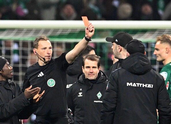 Schiedsrichter Martin Petersen zeigt Werder-Trainer Ole Werner die Rote Karte. 