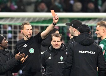Schiedsrichter Martin Petersen zeigt Werder-Trainer Ole Werner die Rote Karte. Schiedsrichter Martin Petersen zeigt Werder-Trainer Ole Werner die Rote Karte.