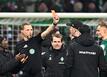 Schiedsrichter Martin Petersen zeigt Werder-Trainer Ole Werner die Rote Karte. 