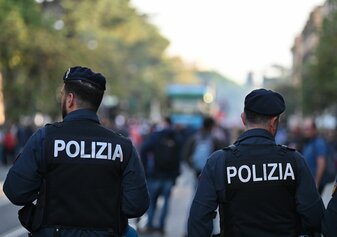 Unter den Verletzten bei den Fankrawallen in Udine sind auch zwei Polizisten. Unter den Verletzten bei den Fankrawallen in Udine sind auch zwei Polizisten.