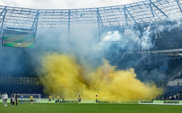 https://storage.fussballdaten.de/source/1/news/136724/fans-eintracht-braunschweig-beim-spiel-hannover-im-november-2023--large.jpeg