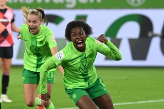 Die Wolfsburgerin Lineth Beerensteyn erzielte in ihrem 100. Bundesliga-Spiel das 1:0 gegen Jena. Die Wolfsburgerin Lineth Beerensteyn erzielte in ihrem 100. Bundesliga-Spiel das 1:0 gegen Jena.